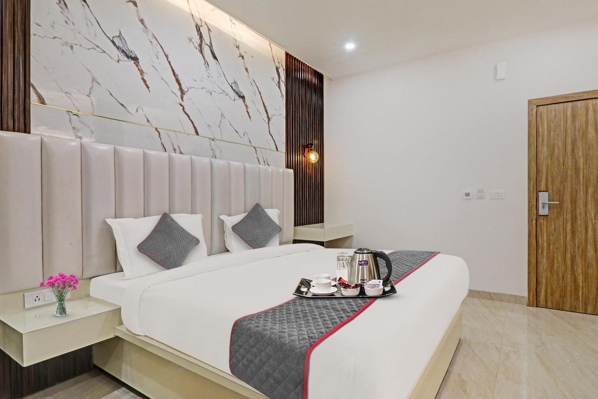 Super Townhouse Hotel Impact Chinhat Kültér fotó