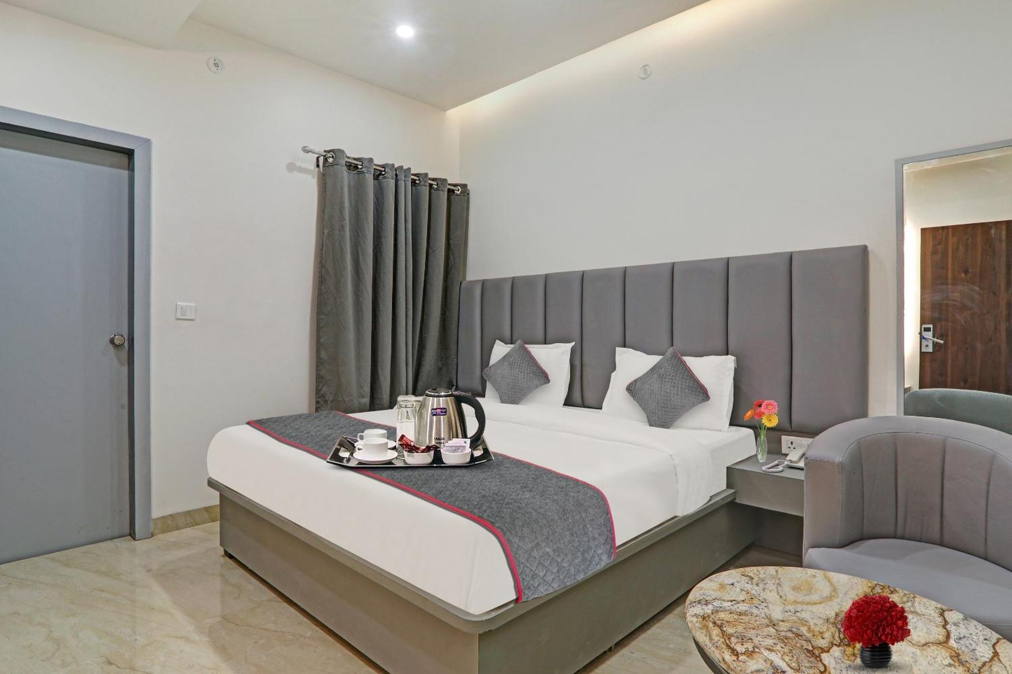 Super Townhouse Hotel Impact Chinhat Kültér fotó