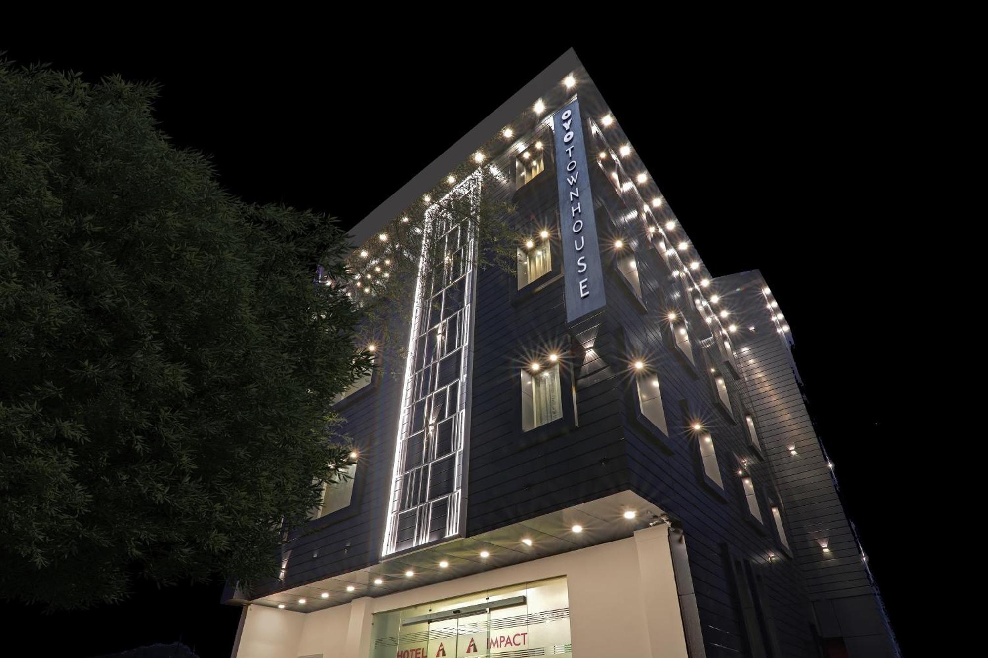Super Townhouse Hotel Impact Chinhat Kültér fotó