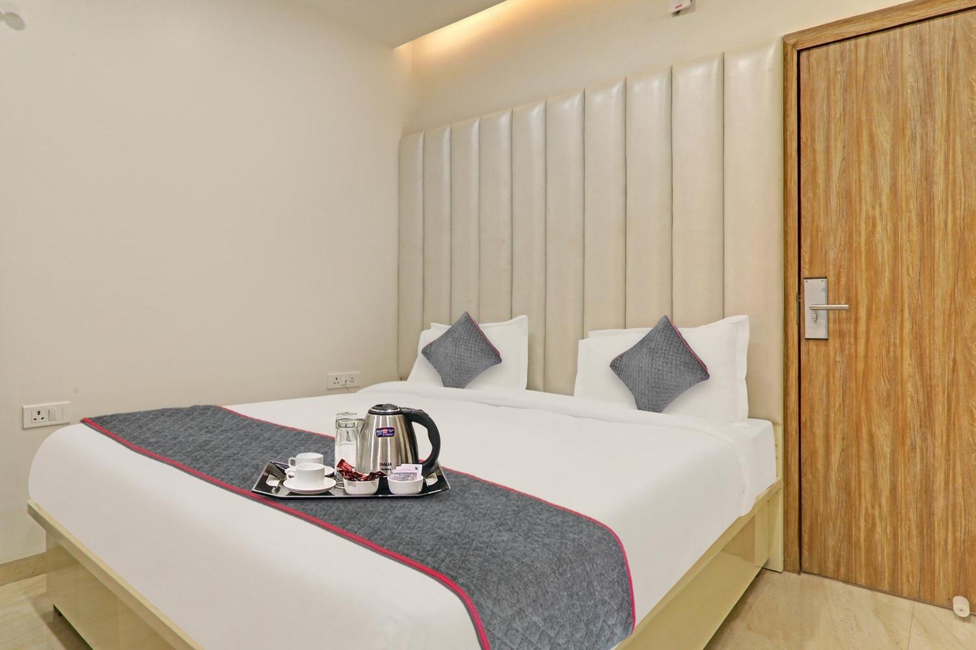 Super Townhouse Hotel Impact Chinhat Kültér fotó