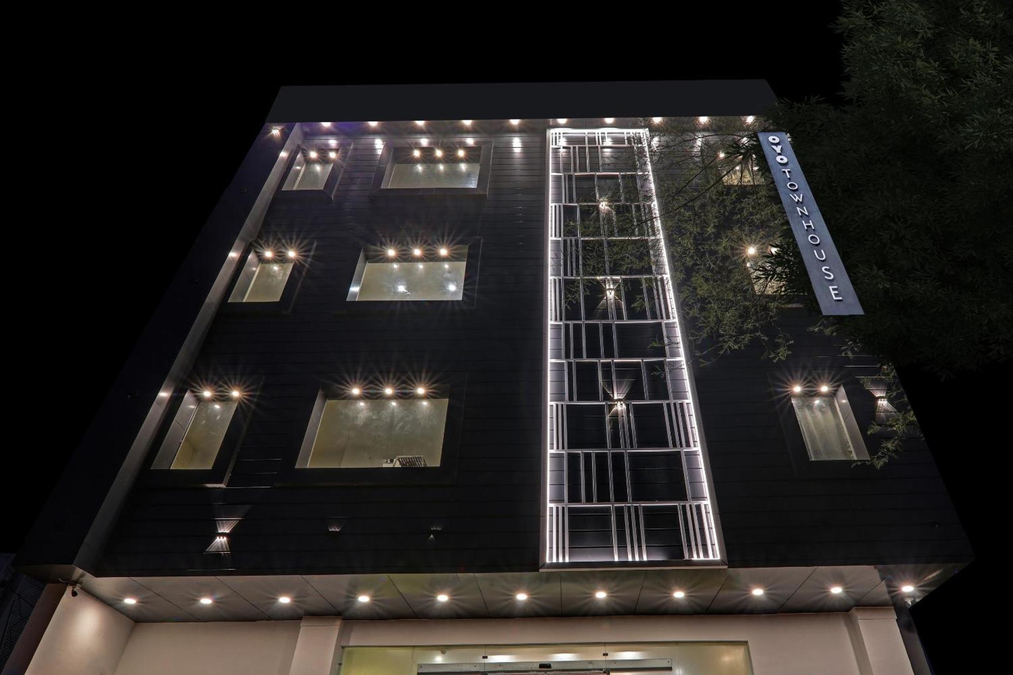 Super Townhouse Hotel Impact Chinhat Kültér fotó