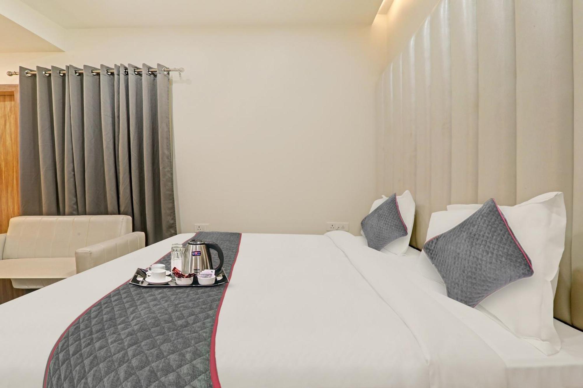 Super Townhouse Hotel Impact Chinhat Kültér fotó