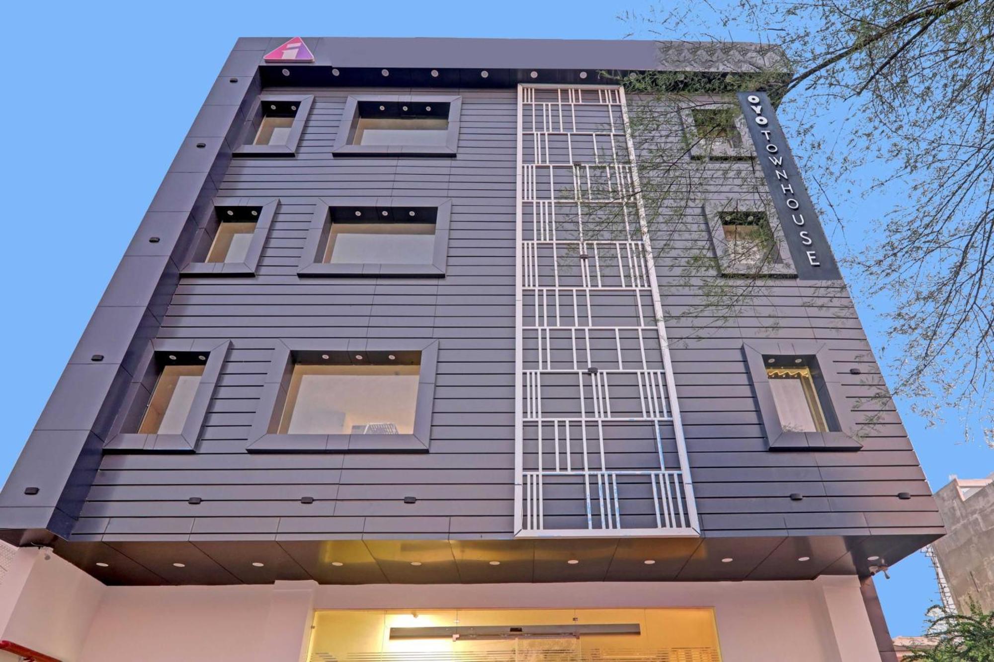 Super Townhouse Hotel Impact Chinhat Kültér fotó