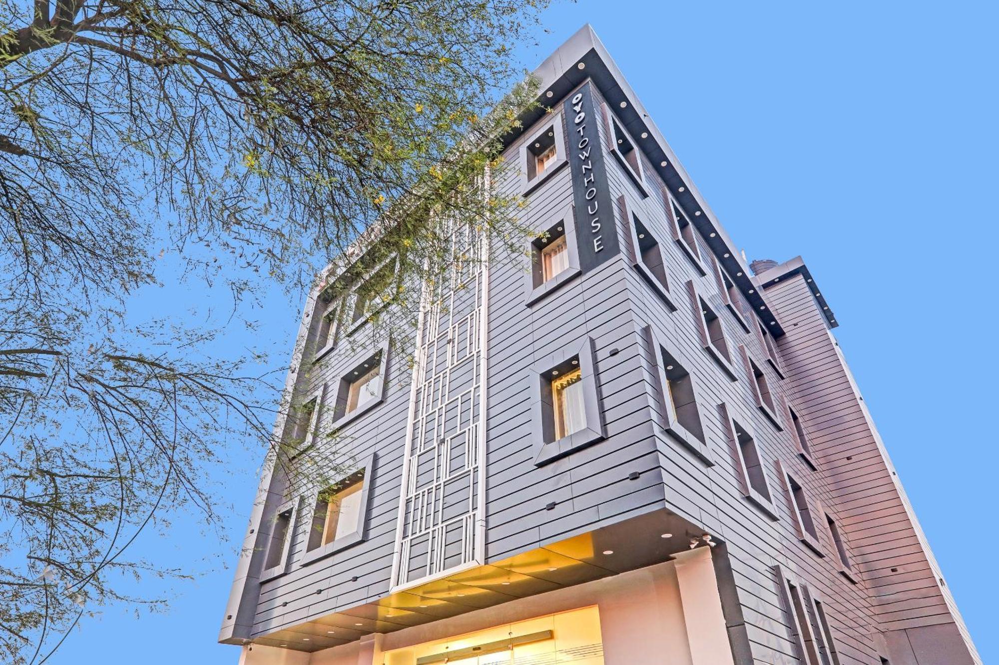 Super Townhouse Hotel Impact Chinhat Kültér fotó