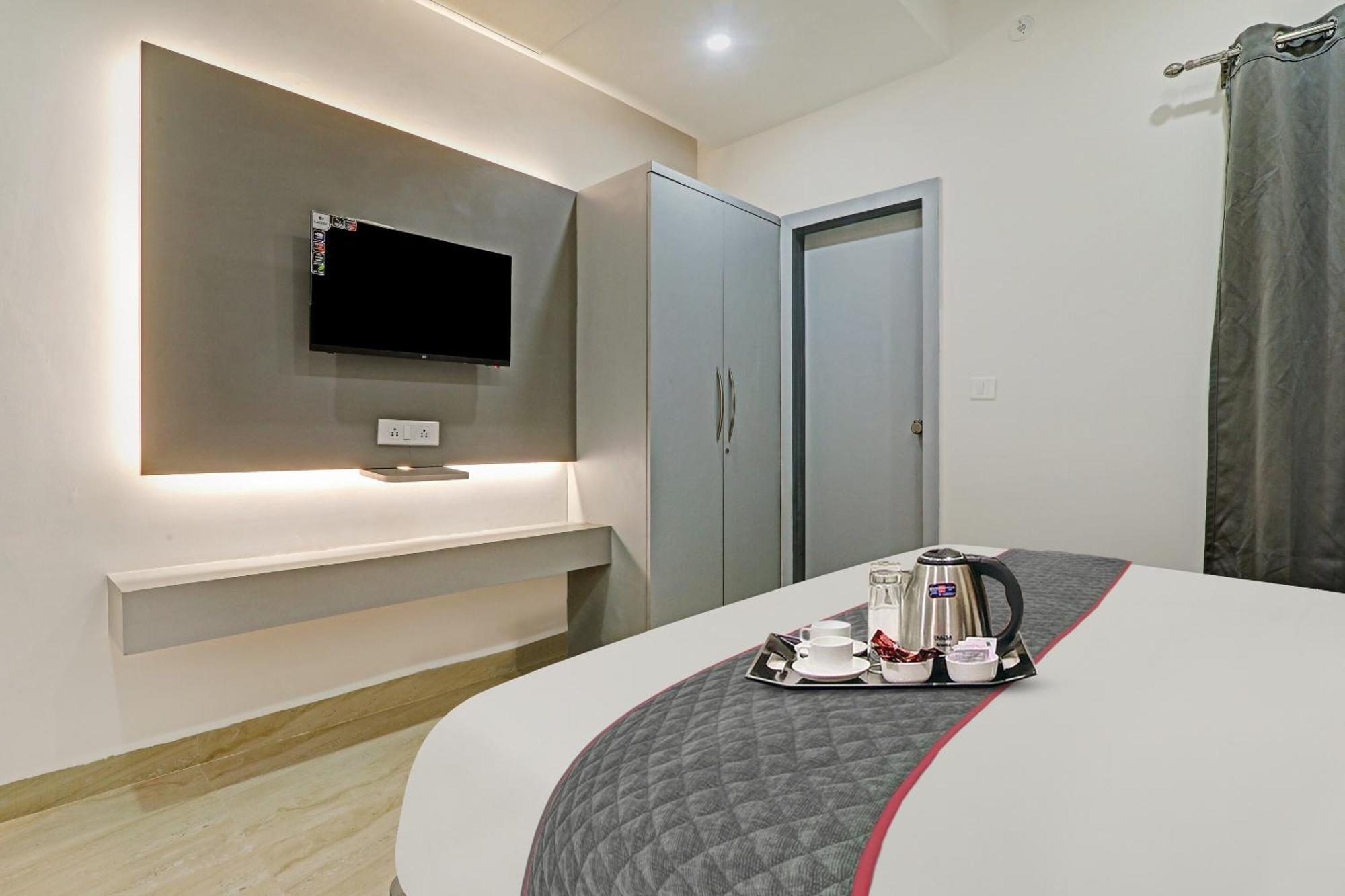 Super Townhouse Hotel Impact Chinhat Kültér fotó