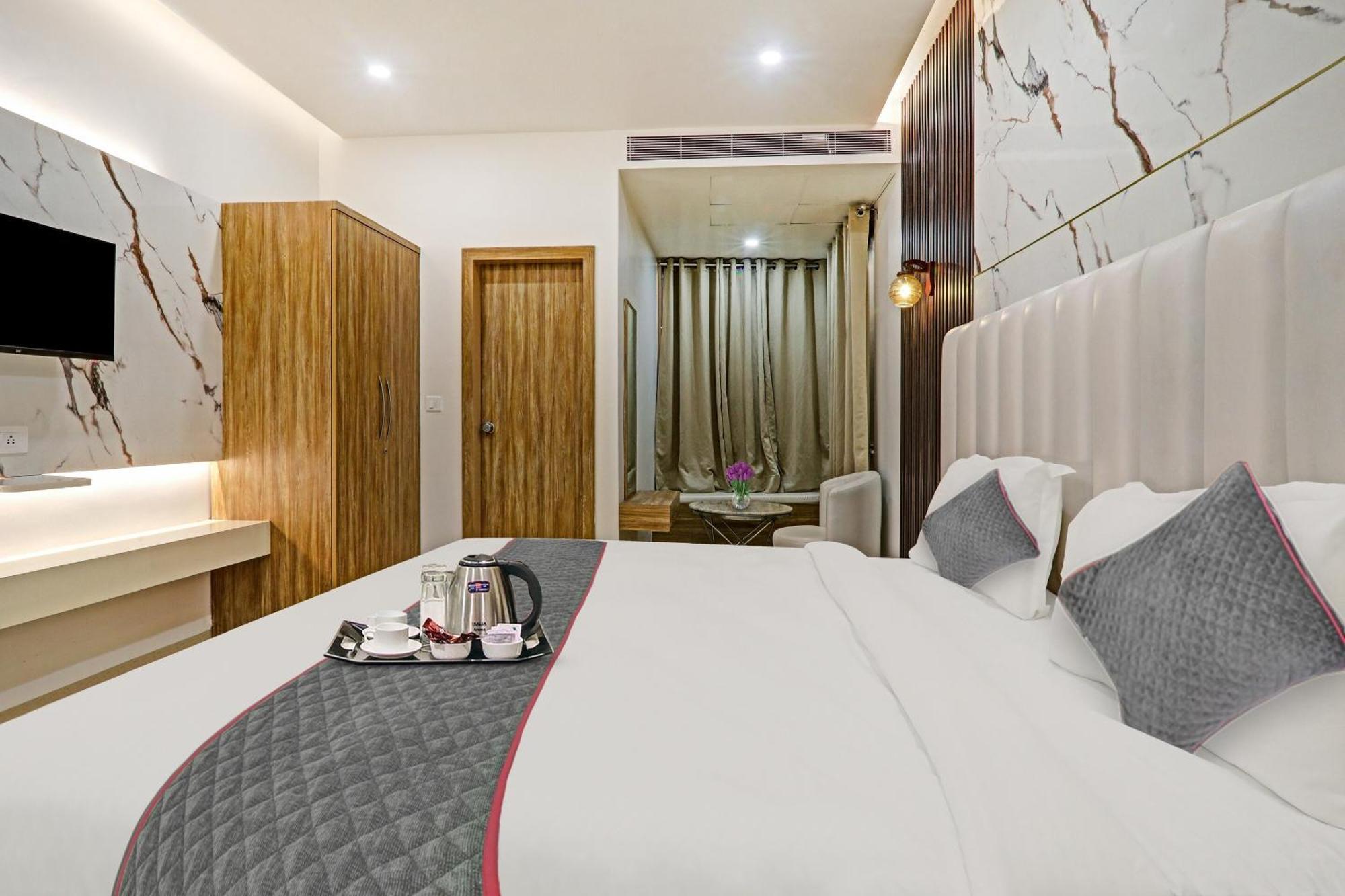 Super Townhouse Hotel Impact Chinhat Kültér fotó