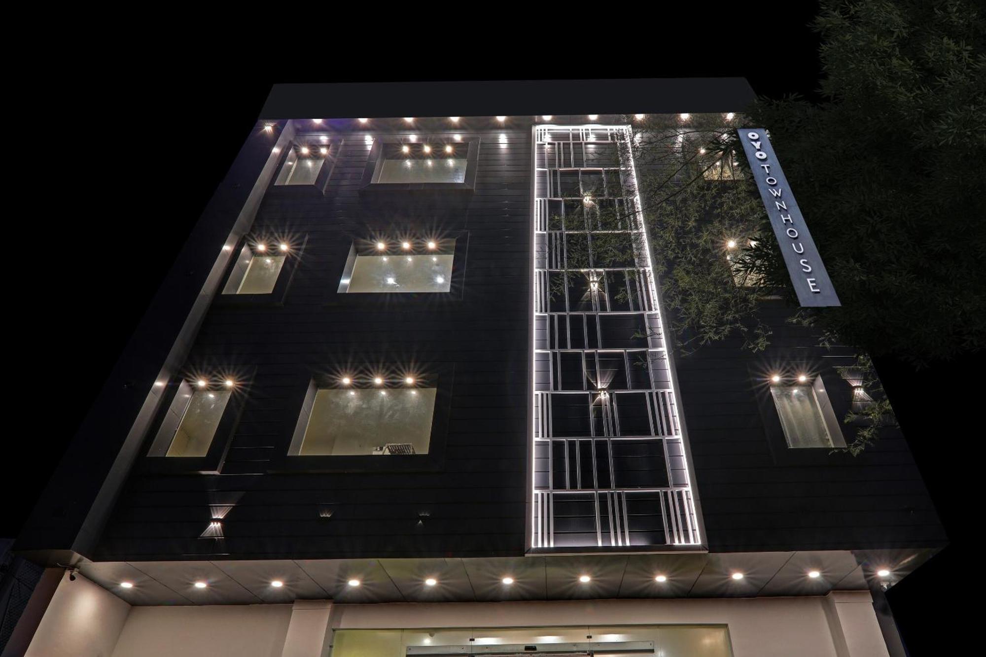 Super Townhouse Hotel Impact Chinhat Kültér fotó
