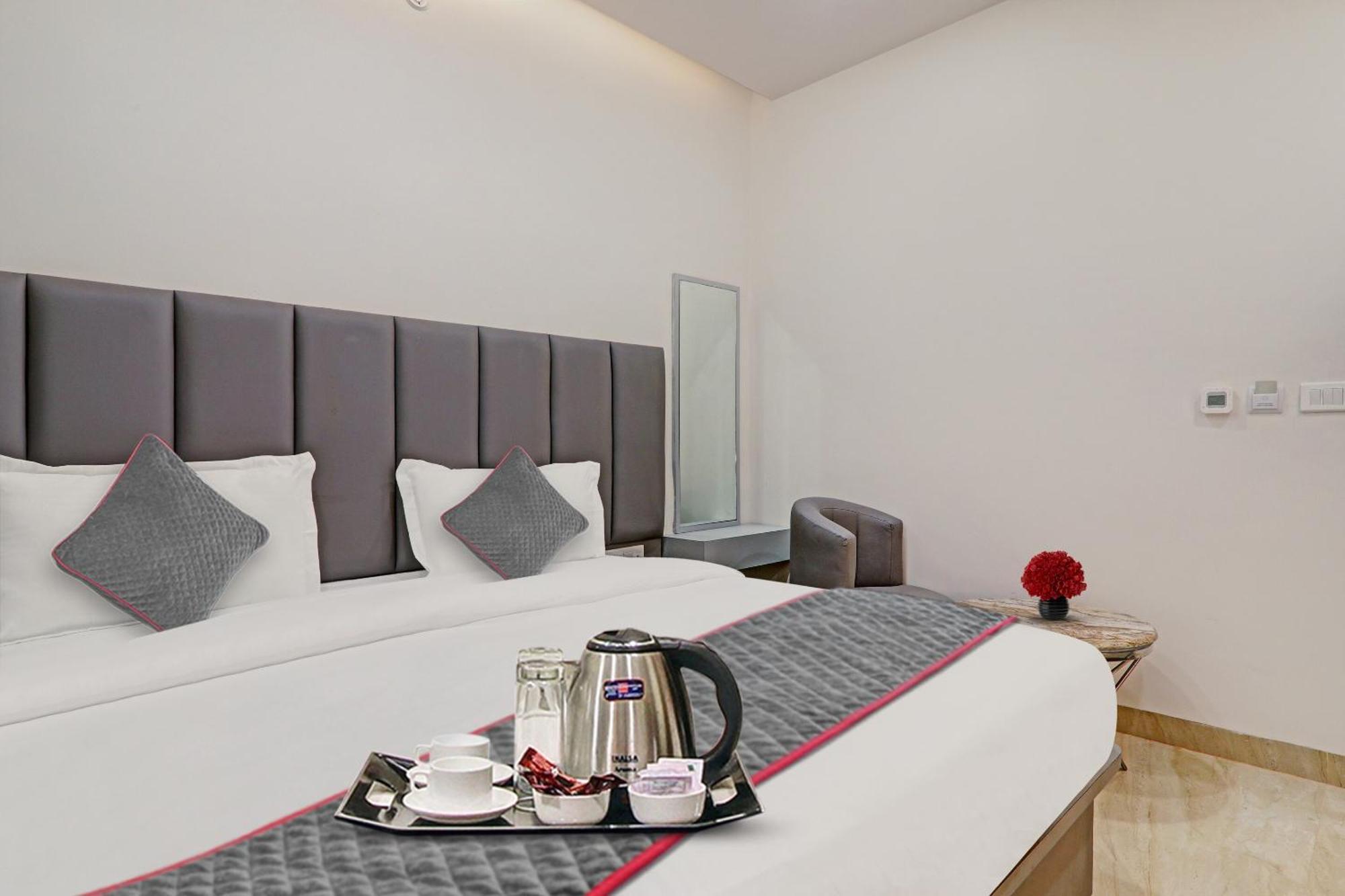 Super Townhouse Hotel Impact Chinhat Kültér fotó