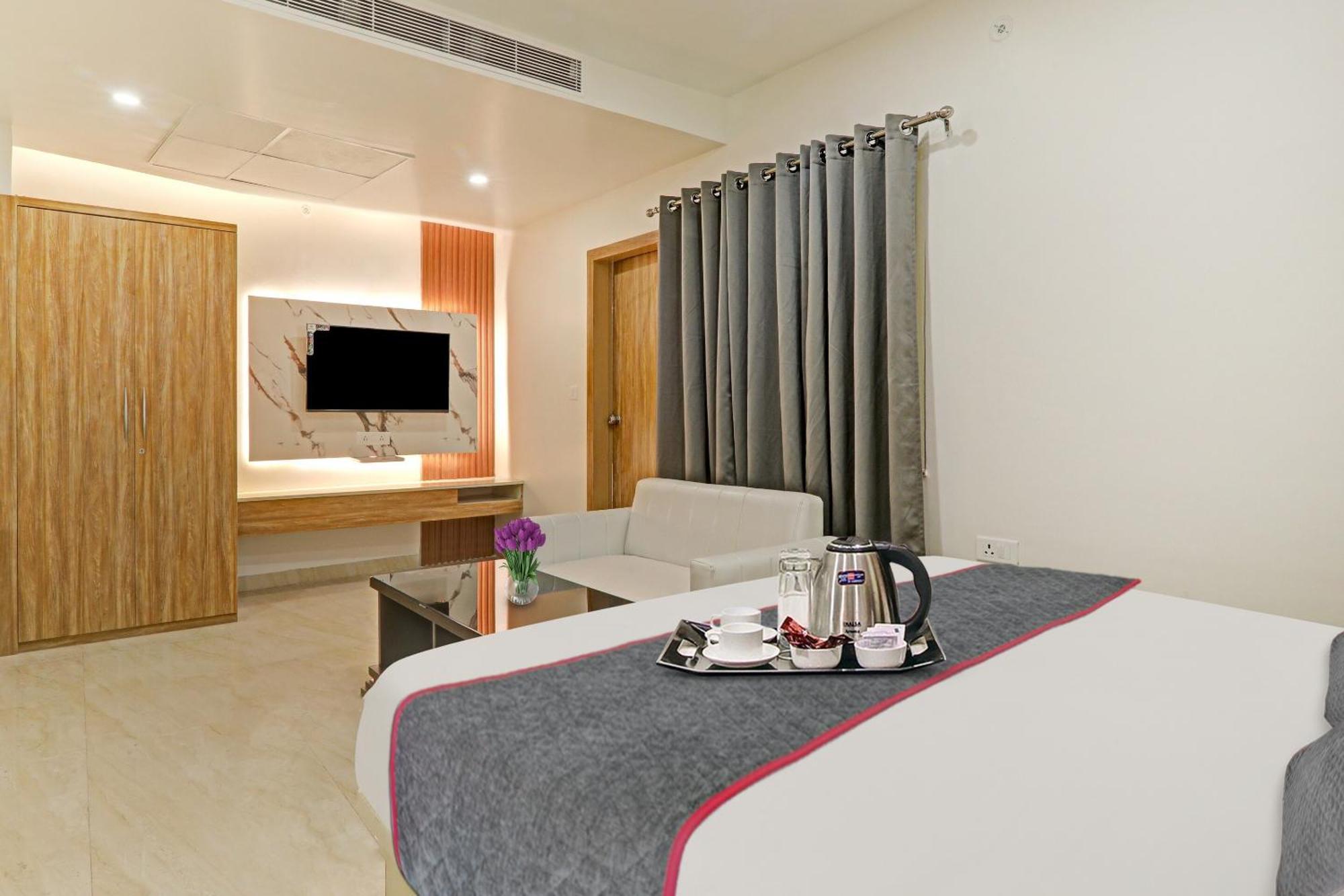 Super Townhouse Hotel Impact Chinhat Kültér fotó