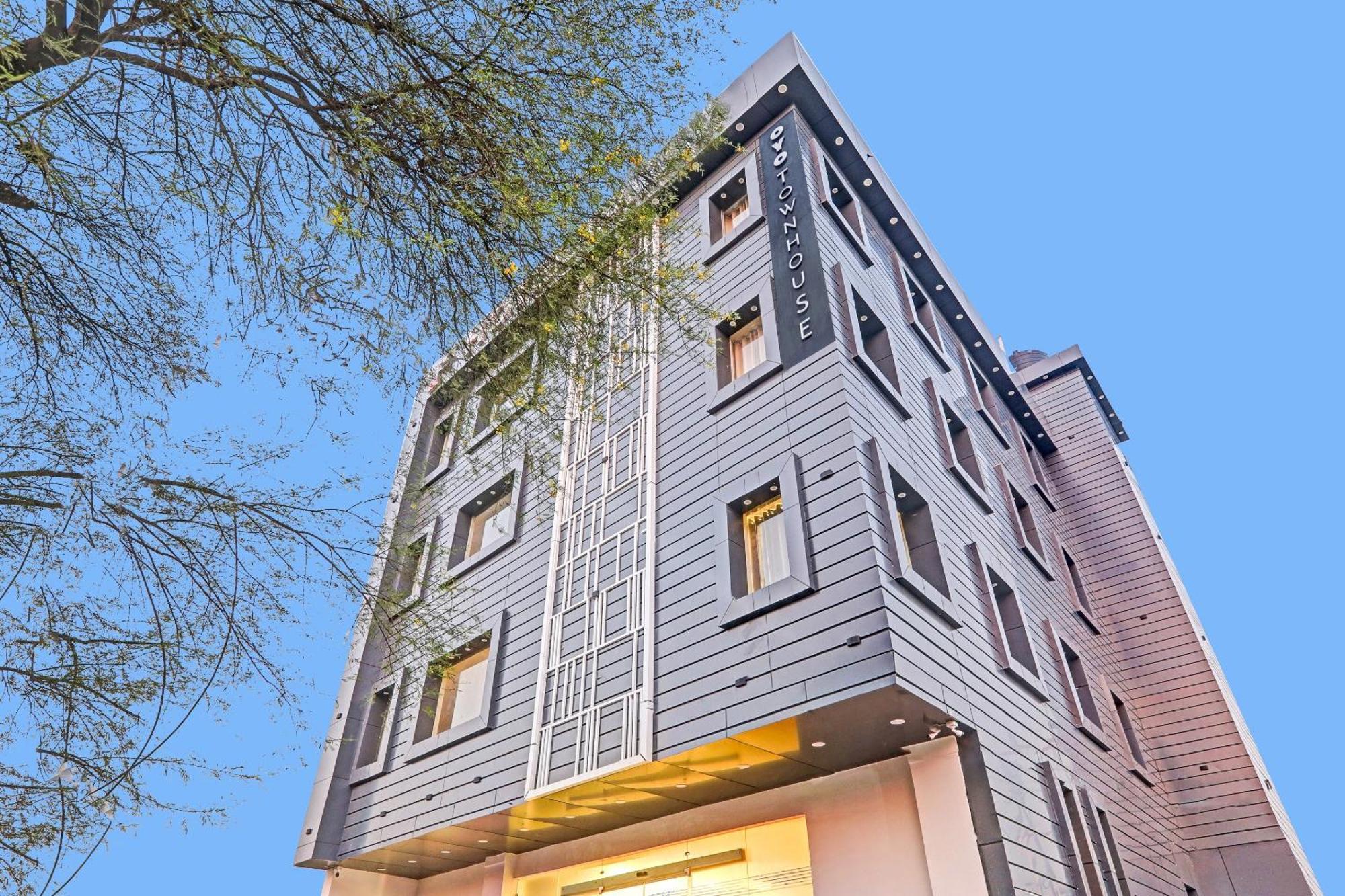 Super Townhouse Hotel Impact Chinhat Kültér fotó